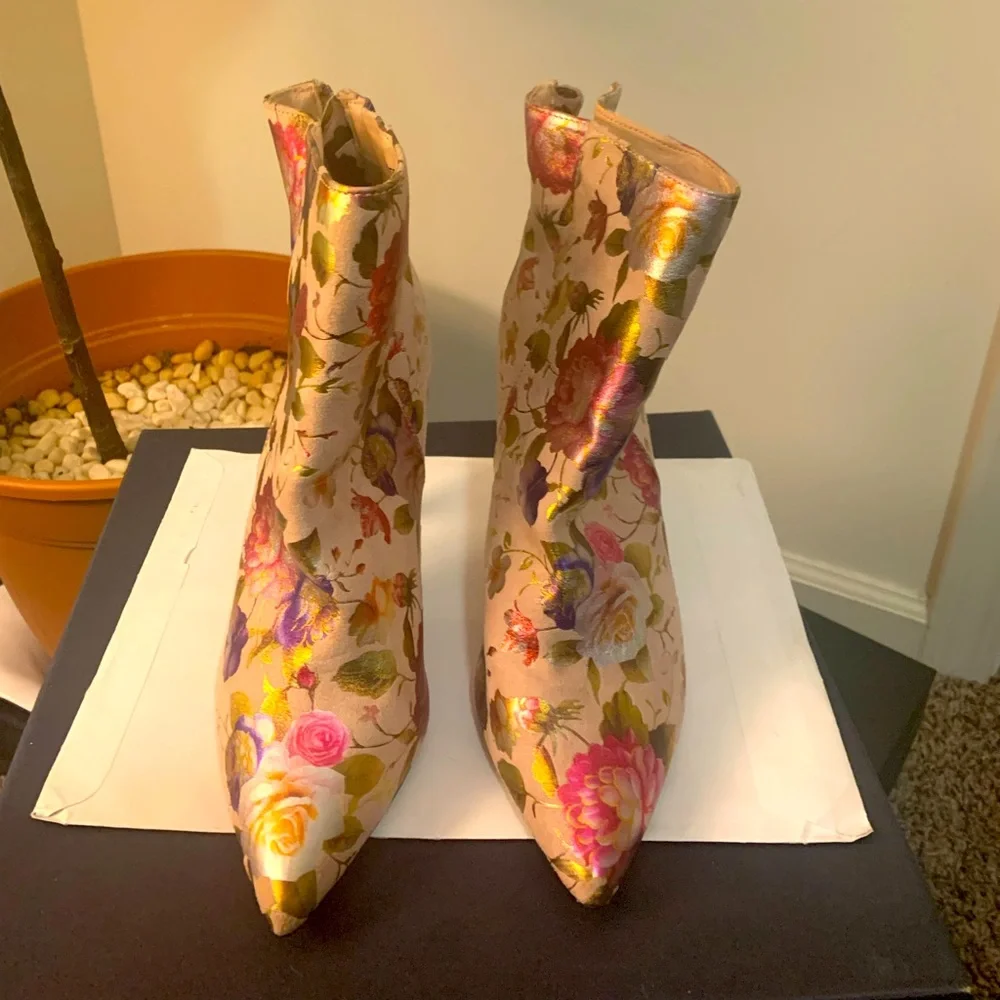 Rouge size 8.5 blush booties featuring floral patterns. - Picture 6 of 7